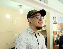 Un ejemplo a seguir: nació sin manos y es barbero