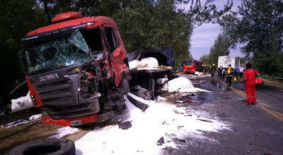 Tres camiones y un auto protagonizaron un impresionante choque en Villa María