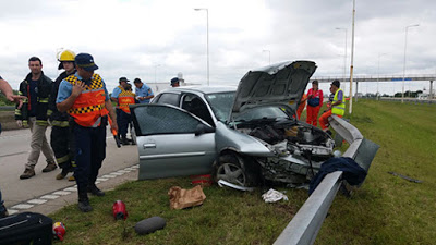 VILLA MARIA: AUTO IMPACTO CONTRA EL GUARDARRAIL DE LA AUTOPISTA
