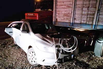 SANTA EUFEMIA: AUTO CHOCÓ CON UN CAMIÓN ESTACIONADO EN LA BANQUINA