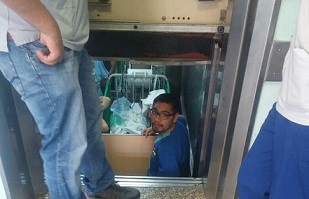 Un niño operado de un tumor quedó varado en el ascensor