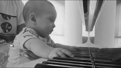Nace una estrella: Máximo ya toca el piano de Damián Córdoba