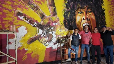 La Mona Jiménez sorprendió a los restauradores del mural del Sargento