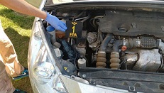 Ocultaba un ladrillo de cocaína en el capot de su auto: quedó detenido