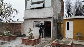 Detienen a una pareja que vendía drogas frente a una iglesia en Villa Nueva