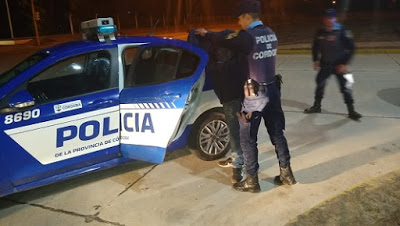 VILLA MARIA : Estalló vidriera y robó 60 prendas de una tienda, lo agarraron cerca del campus