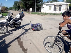 Un auto embistió a motociclista y su conductor se dio a la fuga