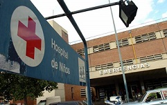 Un bebé de un año de edad pelea por su vida tras caer de un balcón