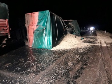 JUSTINIANO POSSE: VUELCO DE UN CAMIÓN CON SOJA EN LA RUTA 3