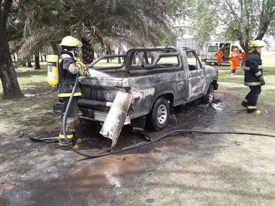INCENDIO DE UNA CHATA EN UN CAMPO DE LEONES