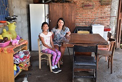 Busca hacer crecer la copa de leche que da a 40 niños en su casa