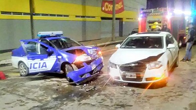 Policías con lesiones leves y una joven fracturada en dos choques