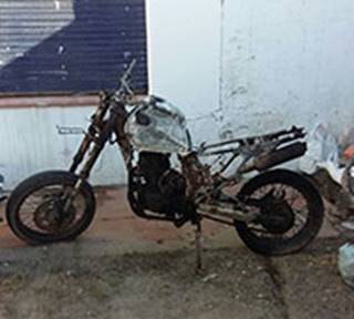 BELL VILLE: VUELCO DE UNA MOTO TOMANDO FUEGO COMPLETAMENTE
