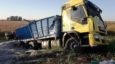Un Camión tumbó en el puente de Ruta Provincial 3 Norte rumbo a Cintra