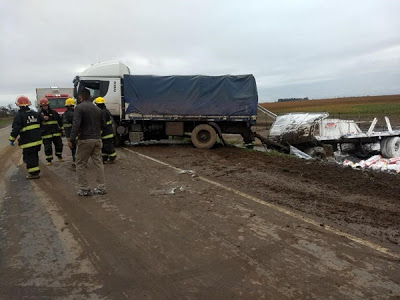 Justiniano Posse: Un camión cargado con harina volcó en la ruta 3