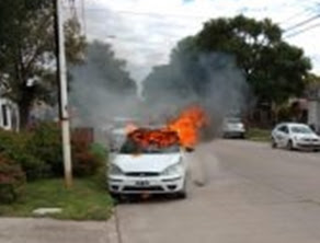 MARCOS JUÁREZ: Incendio y destrucción de automóvil en la vìa pública