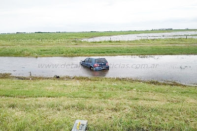 Accidente en Autopista en el km 486, un VW Gol se despistó