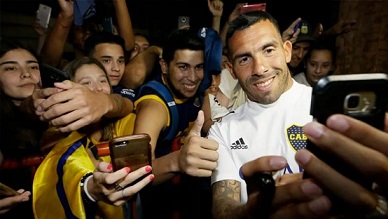 El look de Tevez con las chancletas de La Mona