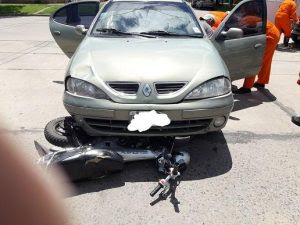 Leones, una motocicleta terminó debajo de un automóvil