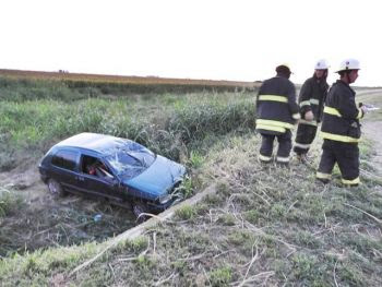 RUTA 66: UN AUTO DESPISTÓ Y VOLCÓ EN UNA ALCANTARILLA