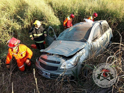 VUELCO EN SOLITARIO DE UN AUTOMÓVIL EN LA RUTA 15