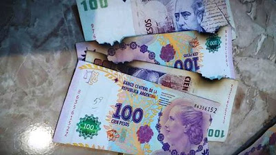 BELL VILLE: El cajero le dio billetes prácticamente destruidos a un cliente