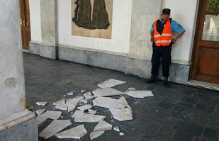 Una mujer herida al caer una loseta del Cabildo en Córdoba