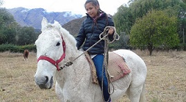 Lucía tiene 12 años, es ciega y viaja dos horas por día para ir a la escuela