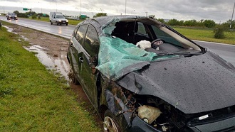 Madre e hija heridas al volcar bajo la lluvia en Circunvalación