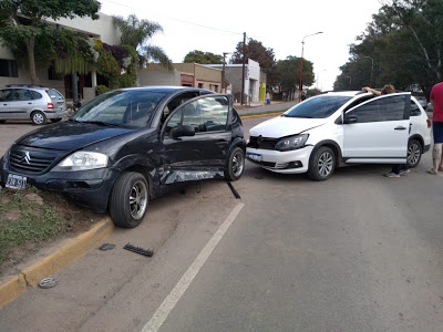 CHOQUE ENTRE DOS AUTOS EN ROTONDA ESTE DE MONTE MAIZ