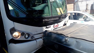 Colectivo sin frenos provocó choque en cadena