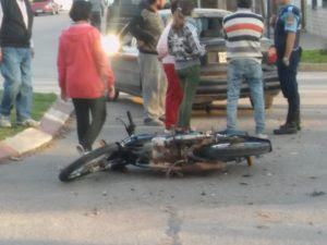 Dos motocicletas embistieron en la parte trasera de un automóvil en Juan B. Justo y General Roca