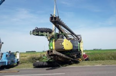 MARCOS JUÁREZ: Un tractor fumigador cayó a la cuneta de ruta 12
