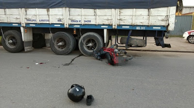 VILLA MARIA: Falleció el joven que se metió abajo de un camión con su moto