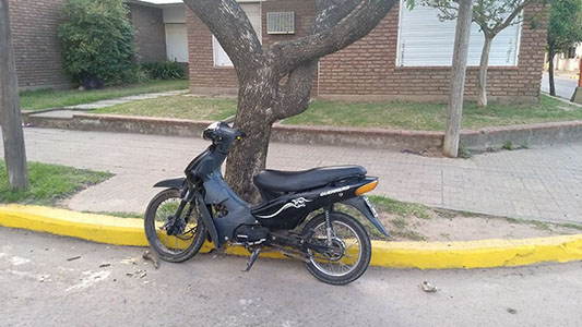 Joven, en moto y con fractura en una pierna: mala noticia que se repite