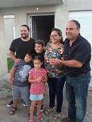 Dos familias recibieron sus casas