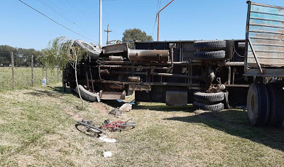 Berrotarán: una ciclista murió tras ser embestida por un camión que volcó