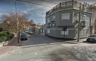 Motochorros le roban el arma a una oficial cerca de Jefatura