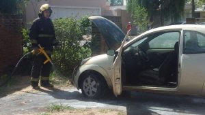 Incendio de un automóvil en el estacionamiento del Country del Club Argentino