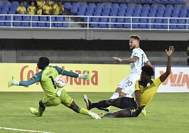 Argentina venció a Ecuador y puso un pie en la fase final