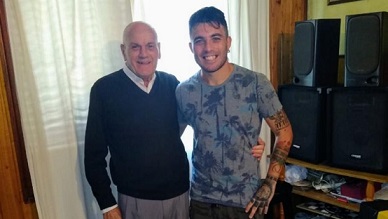 El pianista de La Mona que toca para su abuelito