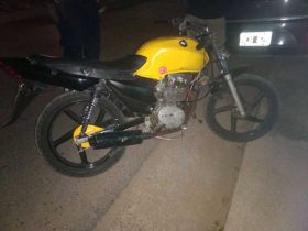 Se chocó un camión estacionado y se fracturó la pierna derecha