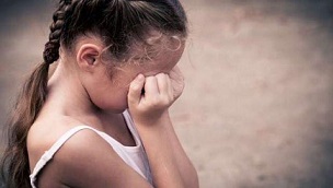 Macabro: Abusaba de sus dos nenas adoptadas mientras las bañaba