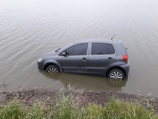 Wenceslao Escalante: Despiste de un auto en la ruta 11 que termino dentro del agua