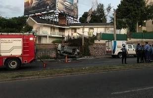 Terrible choque e incendio en la subida del Cerro: un muerto