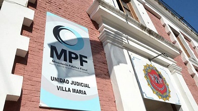 Golpeó a trompadas a su mujer y a los uniformados