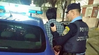 Una joven amenazó con un cuchillo a quien fue su novio y un hombre golpeó a su exmujer