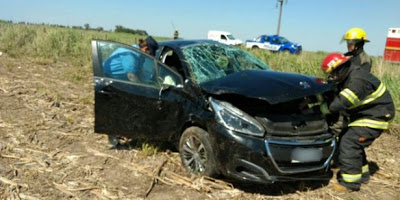 RUTA 4 : POR ESQUIVAR UN POZO UN AUTO TERMINO VOLCANDO