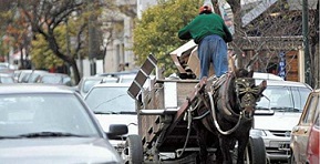 Los carros tirados por caballos serán reemplazados por motos con carros