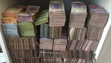 Golpe a una financiera: secuestraron una fortuna en dólares, pesos, oro, armas y autos